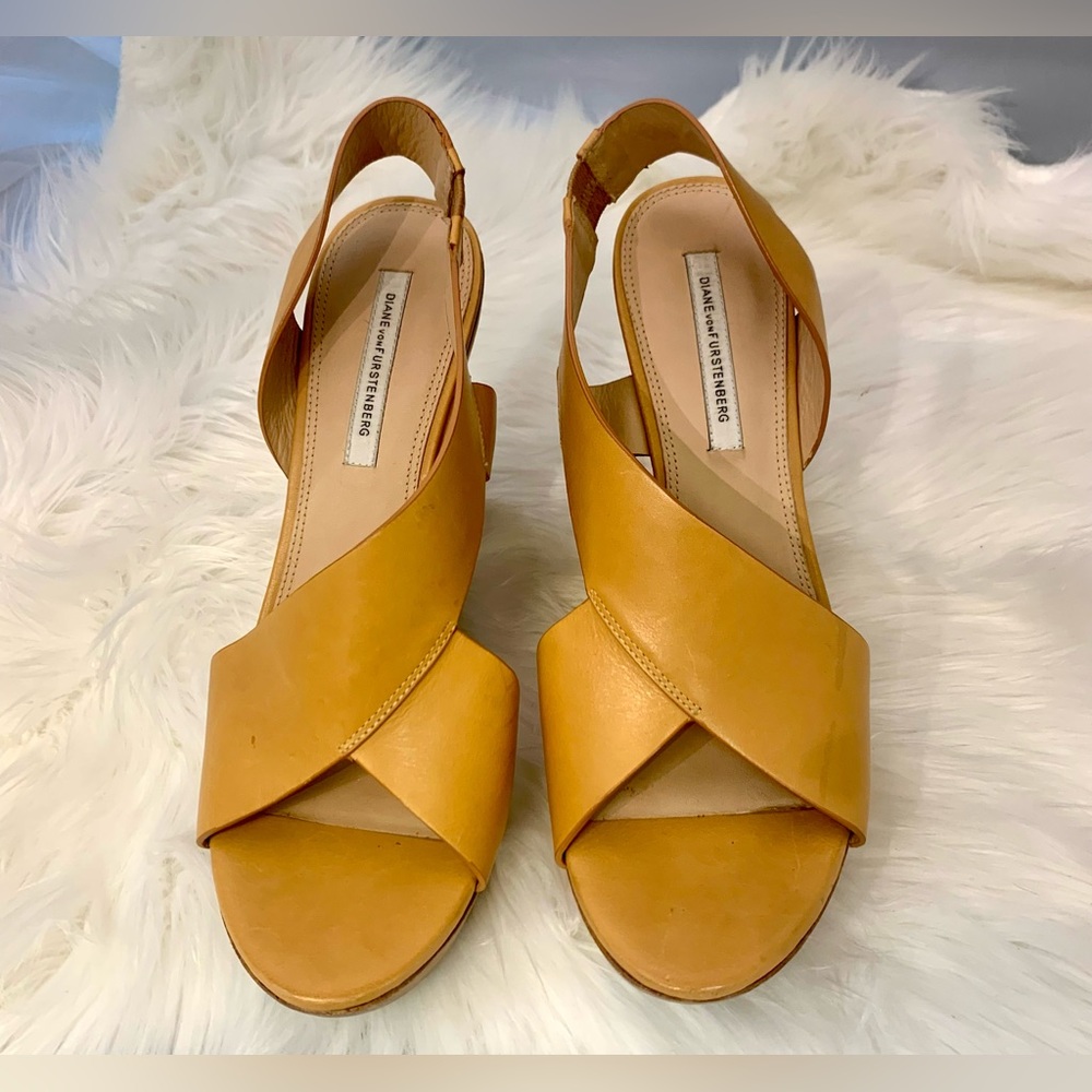 DIANE VON FURSTENBERG PLATFORM SHOES Size 9.5 M